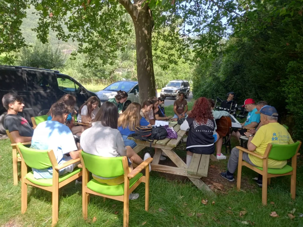 Encuentro en El Remós bajo la sombra de un árbol con los voluntarios