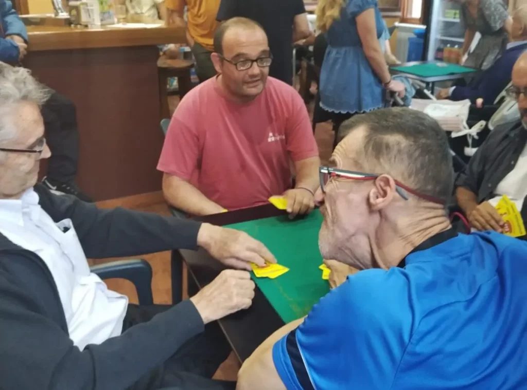 Manuel y Alberto, jugando al guiñote