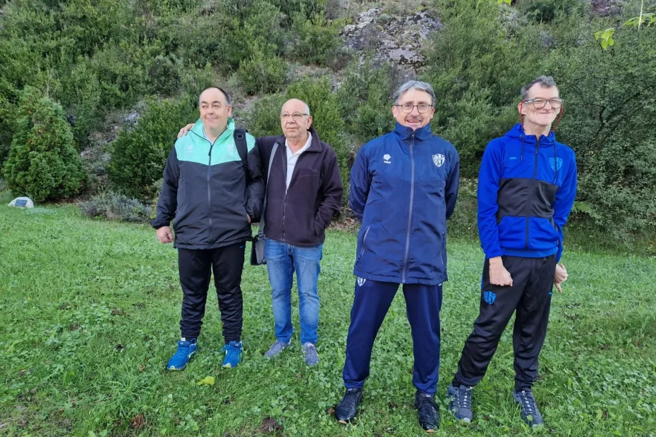 Foto de Sergio, Carlos, Jesús y Alberto, que posan antes de ir al primer entrenamiento del equipo de fútbol de la Liga Genuine. Visten ropas deportivas. Jesús y Alberto llevan la equipación oficial del Huesca. Carlos rodea con su brazo a Sergio. Estan en el jardín del Centro El Remós.