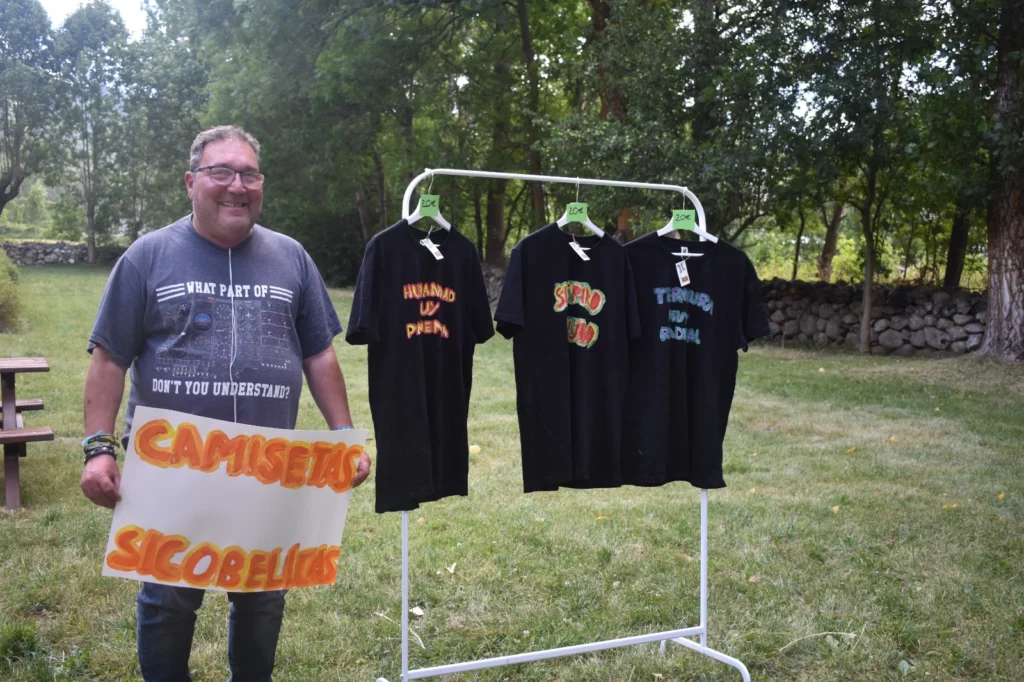 Antonio, con sus camisetas sicobélicas