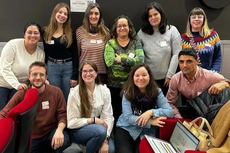 Técnicos de las entidades sociales de la provincia de Huesca y Zaragoza posan en el descanso de la formación de la Plataforma Voluntariado de España desarrollada en Madrid.