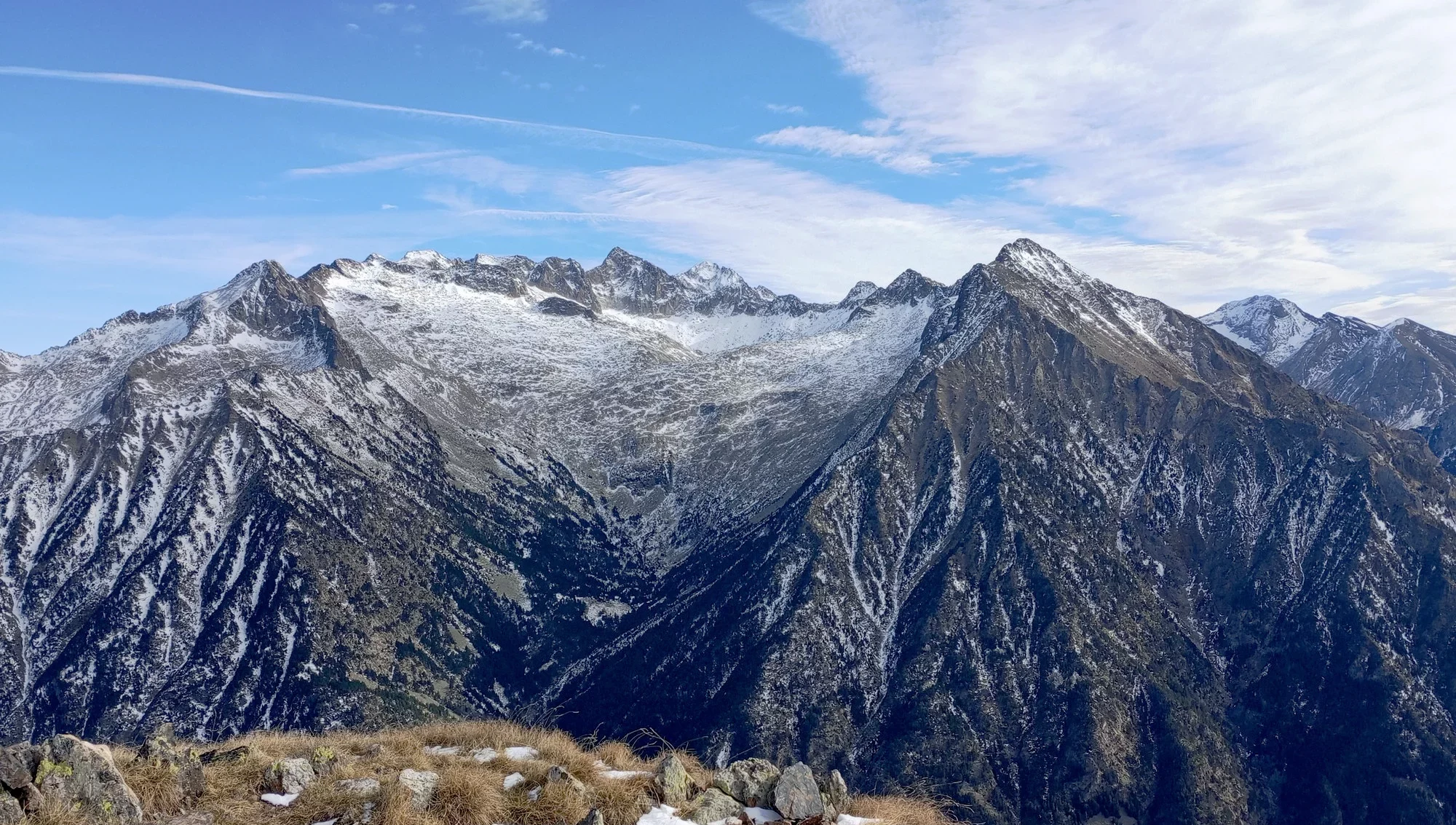 Vista del macizo de Maladeta en el Valle de Benasque con un cielo cubierto de nubes y cierta capa de nieve desde el Pico Estós