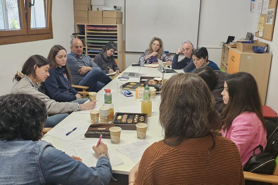 Imagen de la reunion del grupo de profesionales de Atades en el Centro El Remos para conocer el proyecto Biocuidados