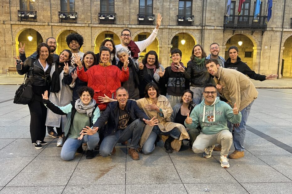 Foto en el que se ven a los participantes de las jornadas FORA ‘Formación para Entidades Recién Acreditadas’ con el Sello de Calidad del Cuerpo Europeo de Solidaridad. Veinte personan asistieron a este encuentro práctico, entre ellos, una representante de El Remós, en Avilés.