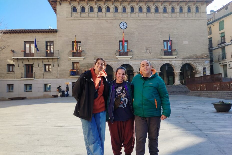 Alegría, junto a Sergio y Martina, frente al Ayuntamiento de Monzón