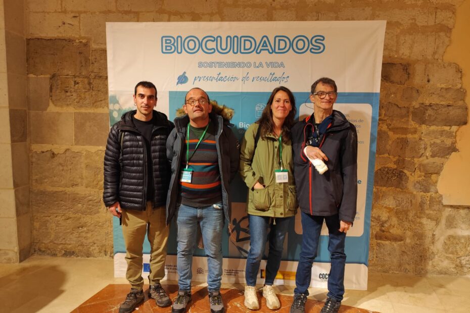 Balta, Manuel, Pilar y Alberto posan ante el cartel de Biocuidados en las jornadas de presentación de resultados de Biocuidados en Medina de Rioseco