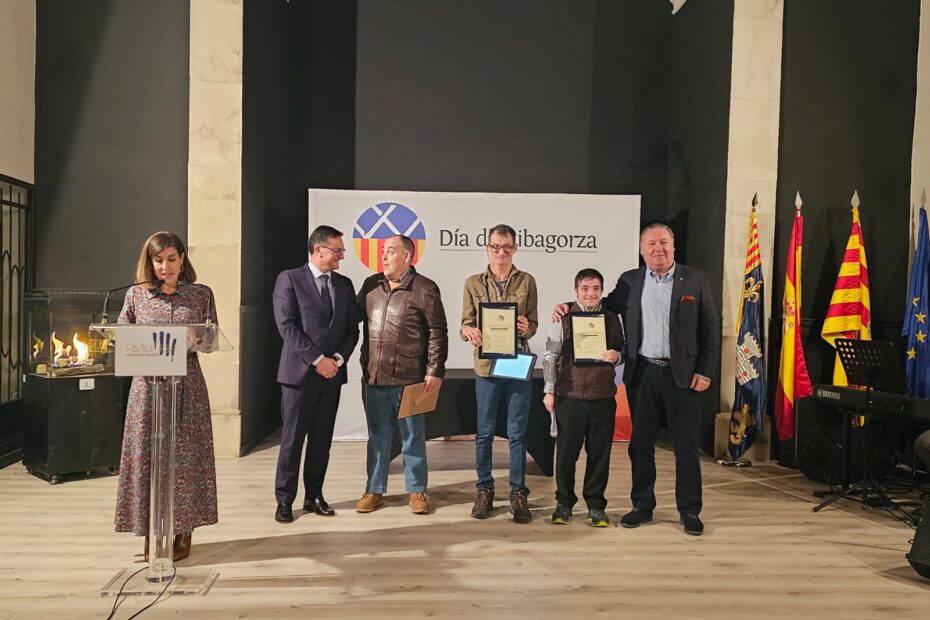 Sergio y Alberto, junto a su compañero Marcos, en el equipo de la Liga Genuine de la Sociedad Deportiva Huesca. Junto a ellos están Agustín Lasaosa, presidente de la SD Huesca y Roque Vicente, presidente de Comarca de Ribagorza.